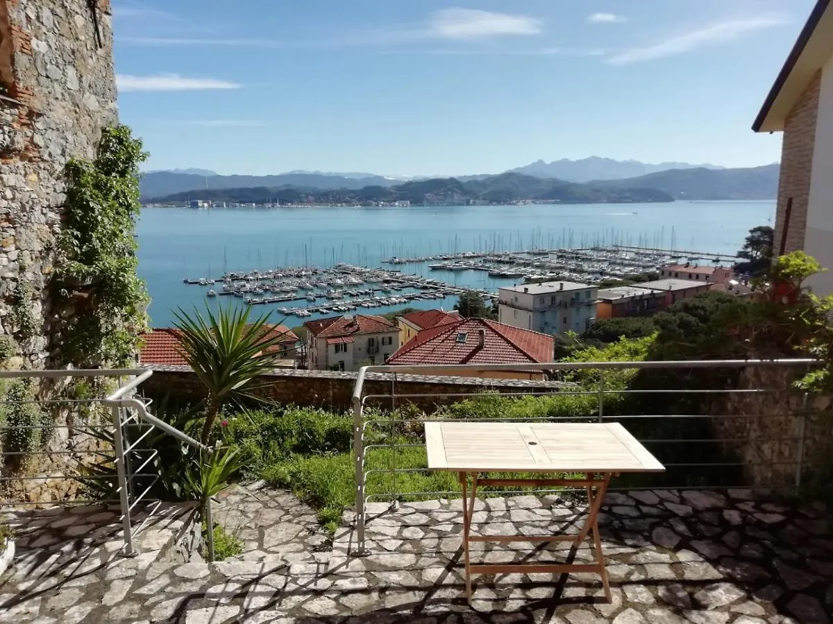 別荘 フェッツァノ La Terrazza Nel Carruggioヴィラ